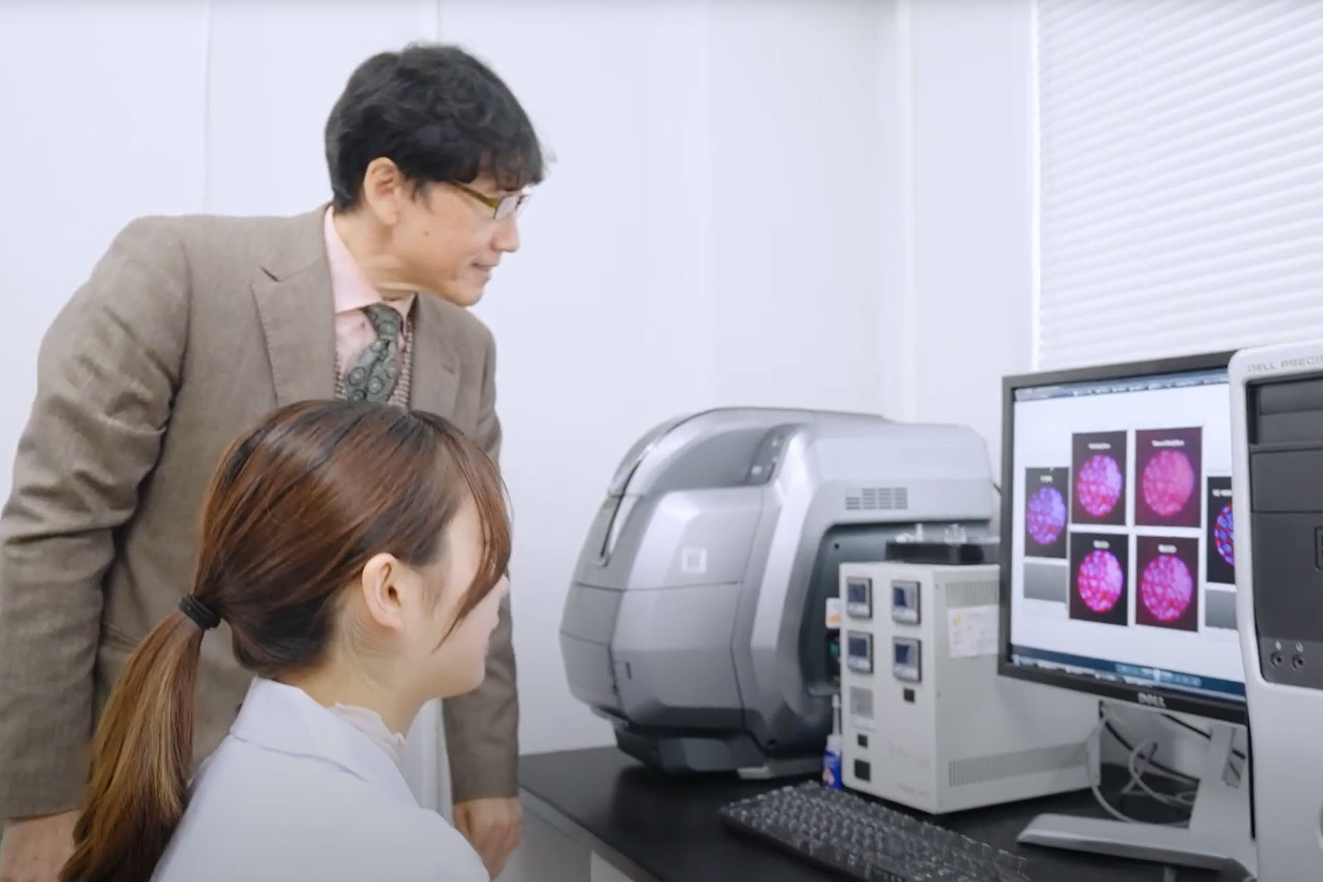 大学実験室で顕微鏡画像を確認する神戸大学発ベンチャー神戸バイオサイエンス研究所（K-bios）代表の神戸大学白井康仁教授と研究員