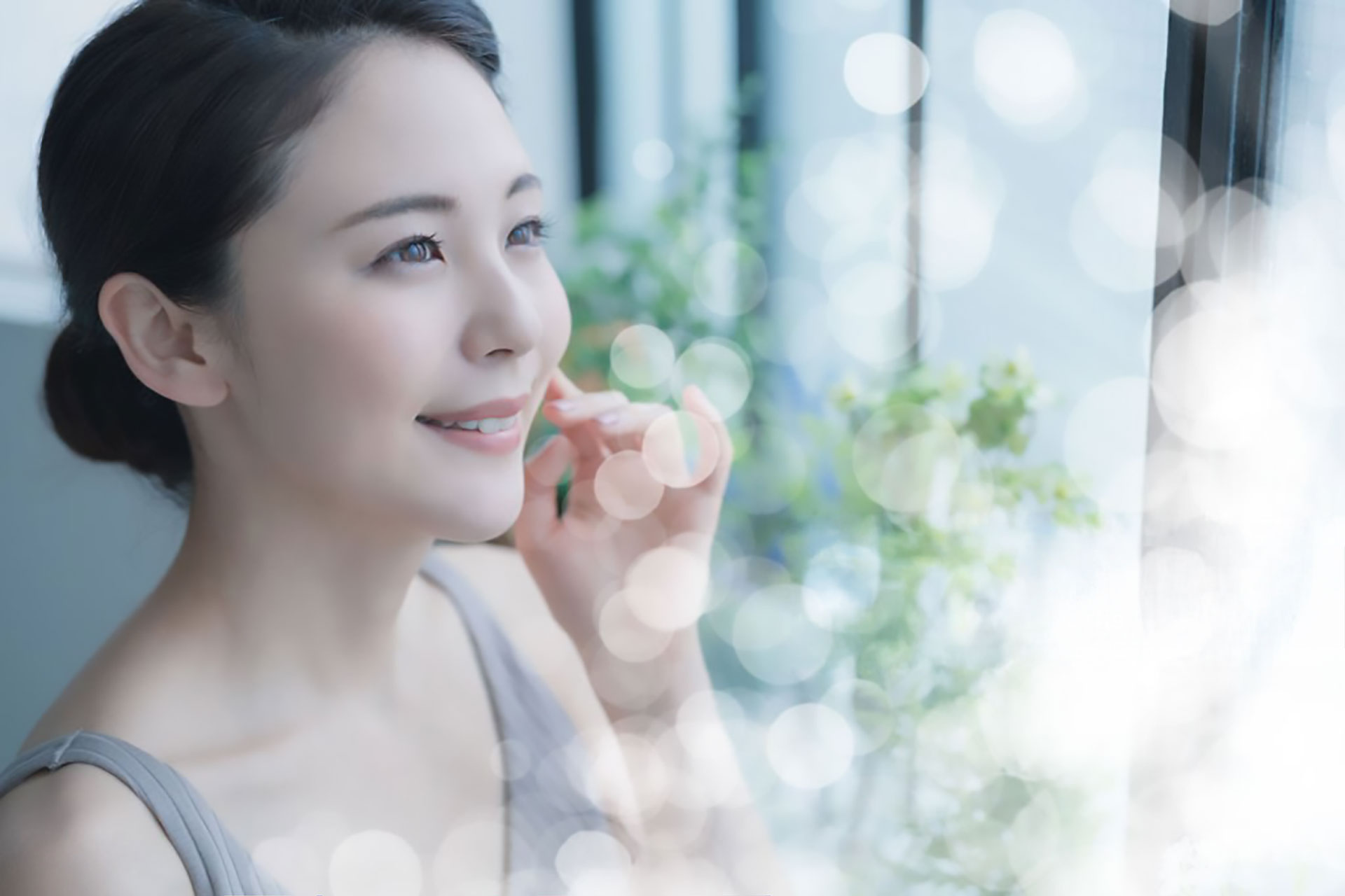 微笑む美しい肌の女性